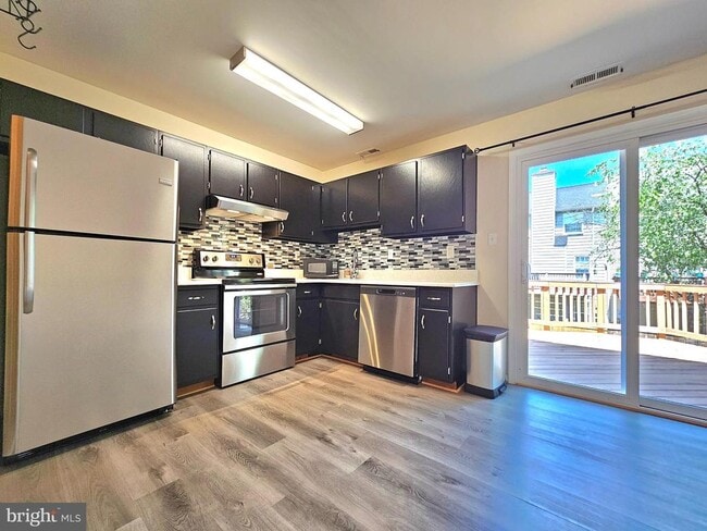 Building Photo - 8561 Southlawn Ct