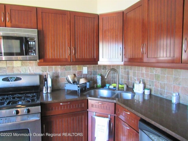 Building Photo - 26 Lincroft Ave