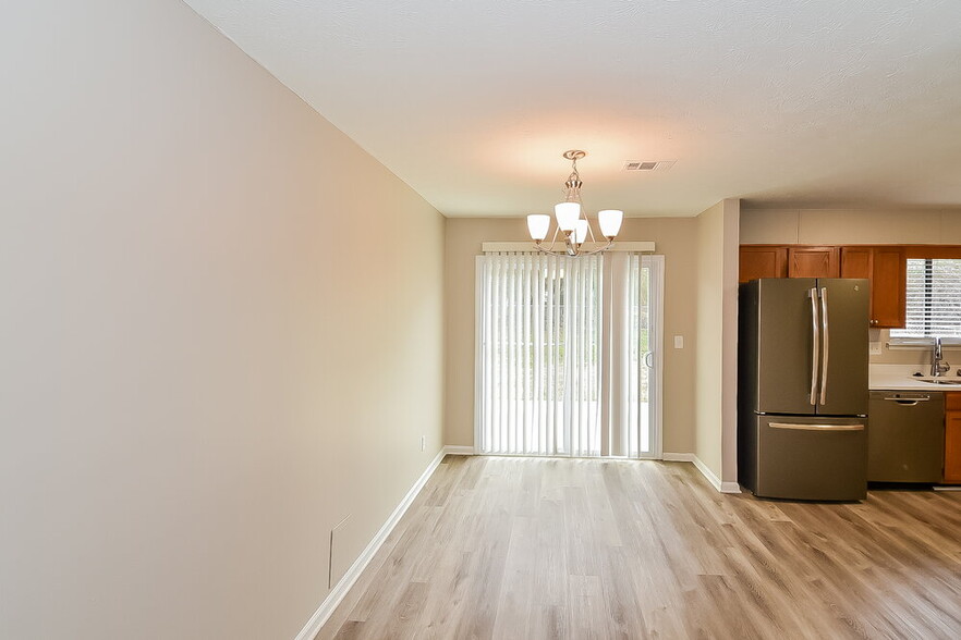 Building Photo - 306 River Chase Dr