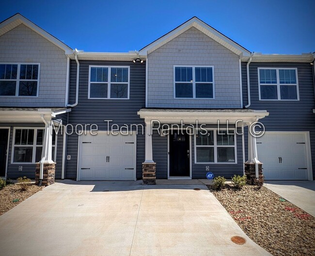 Building Photo - *** MOVE IN SPECTIAL *** Elegant New 3BR T...