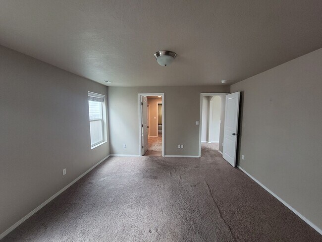 Building Photo - Charming Home on Richland– Fenced Yard, Fi...