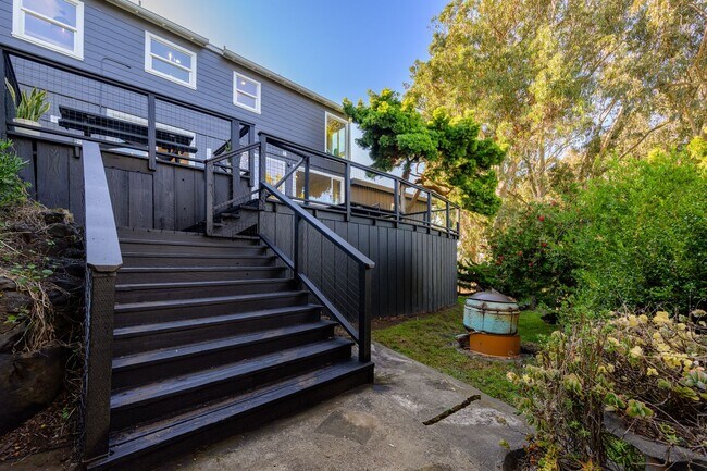 Building Photo - 17 Sunset Dr