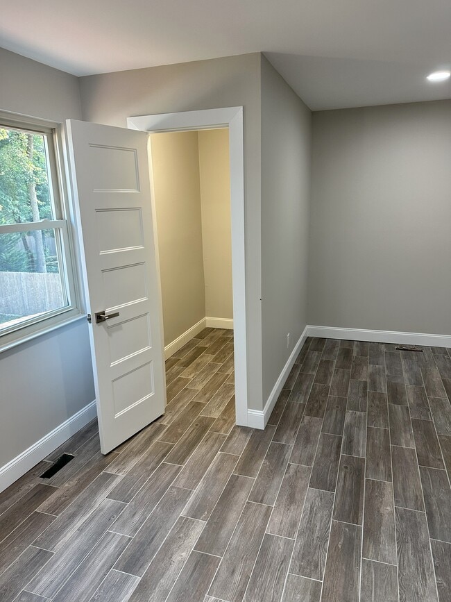 Building Photo - 223 Foxwood Ln