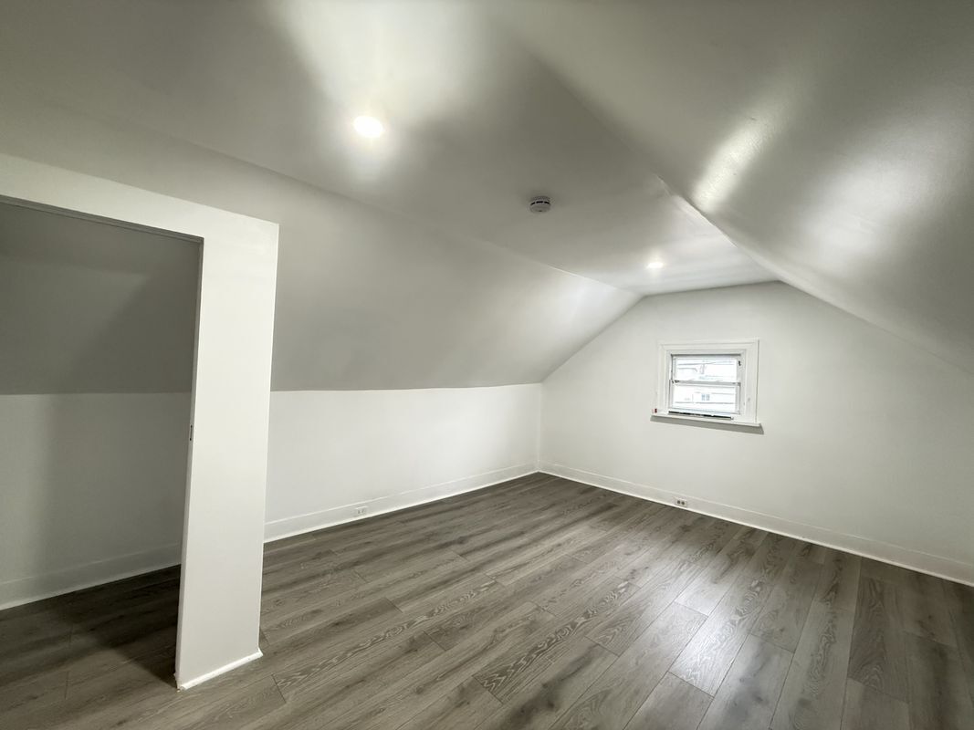 Building Photo - 735 Main St