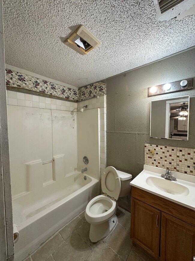 Building Photo - 944 W Lynwood Ave