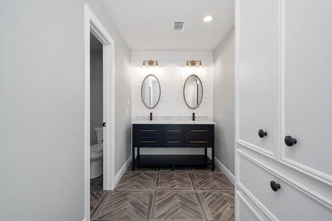 Building Photo - 2470 Country Club Dr