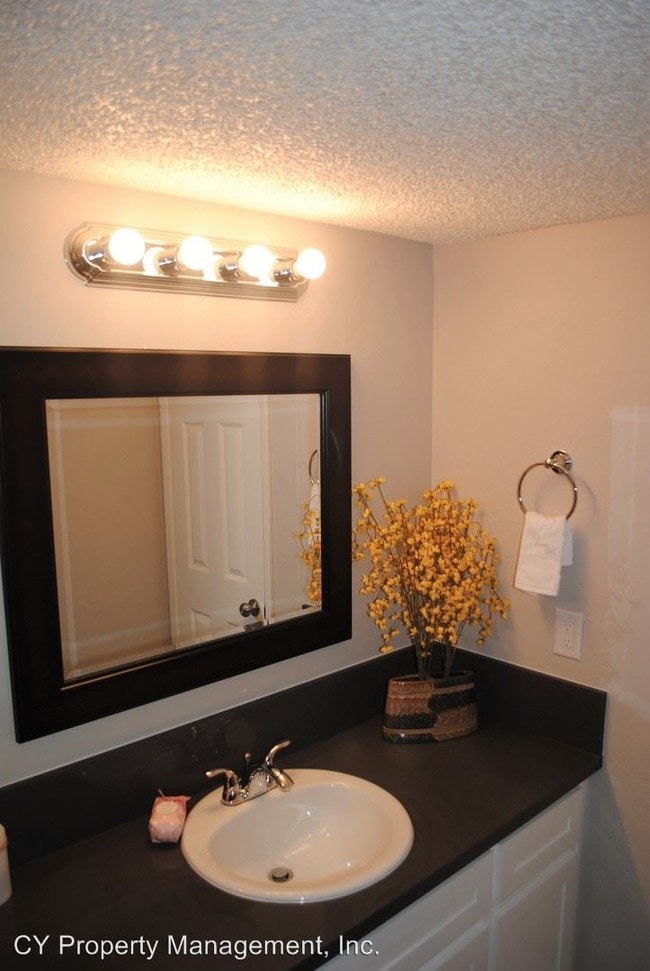 Building Photo - 2735 Mitchell Ave