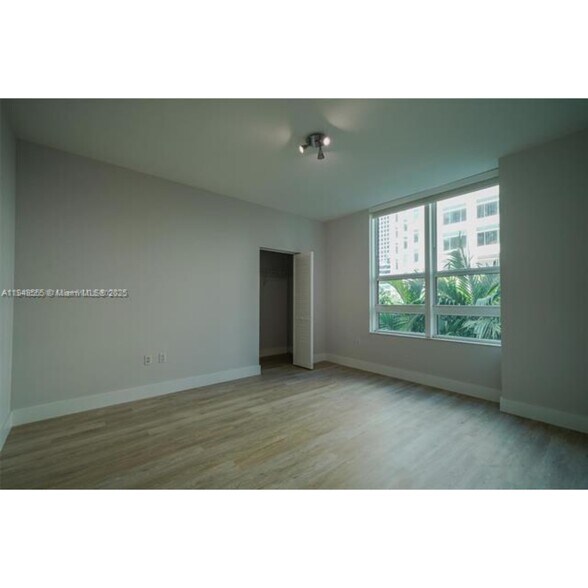 Building Photo - 950 Brickell Bay Dr