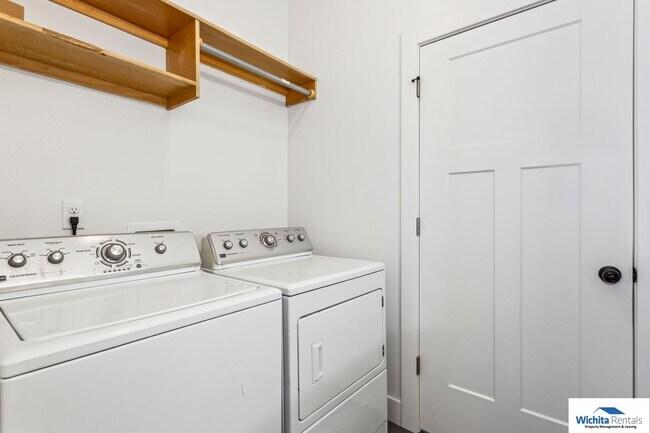 Building Photo - 920-922 Onewood Place