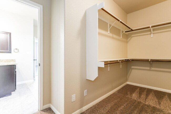 Building Photo - Bright, Spacious Living in an Inviting Home with Modern Finishes and Great Location