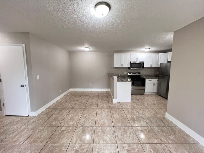 Building Photo - Great 1/1 condo in gated community!