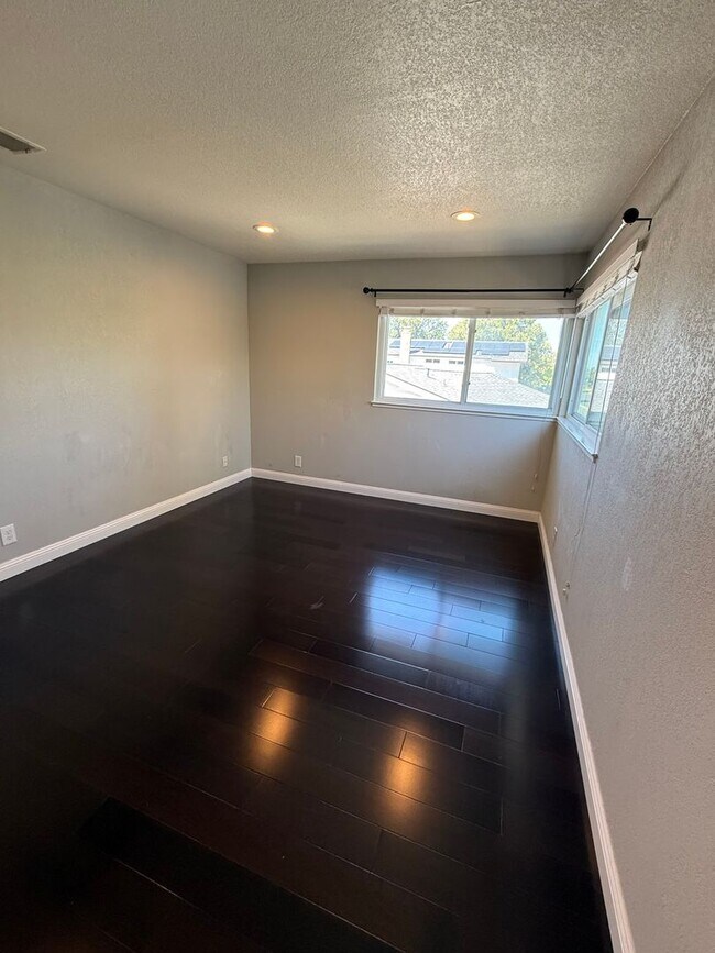Building Photo - 32625 Lake Mead Dr