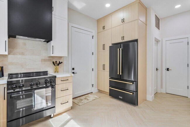 Building Photo - 1920 Spanish Trail