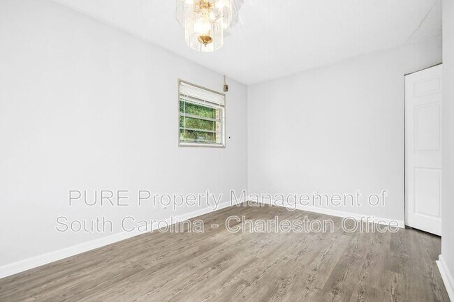 Building Photo - 628 Constant Dr