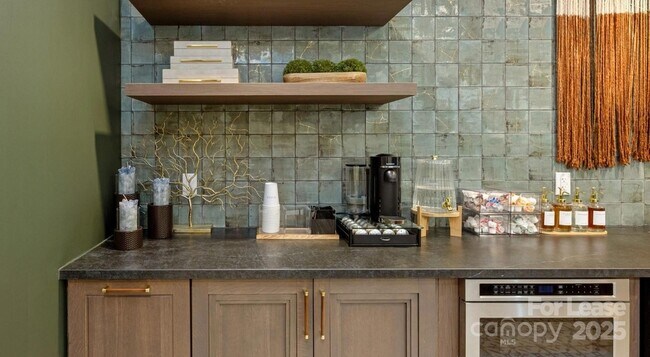 Building Photo - 515 Royal Ct