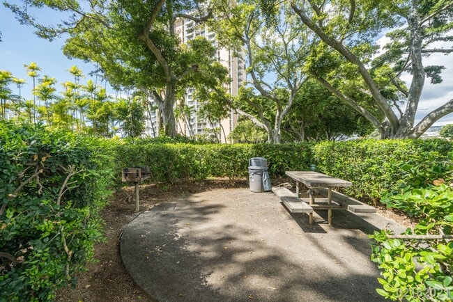 Building Photo - Queen Emma Gardens, Prince Tower, Studio $...