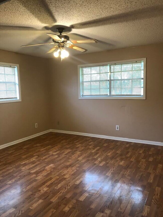 Building Photo - 123 Highland Dr