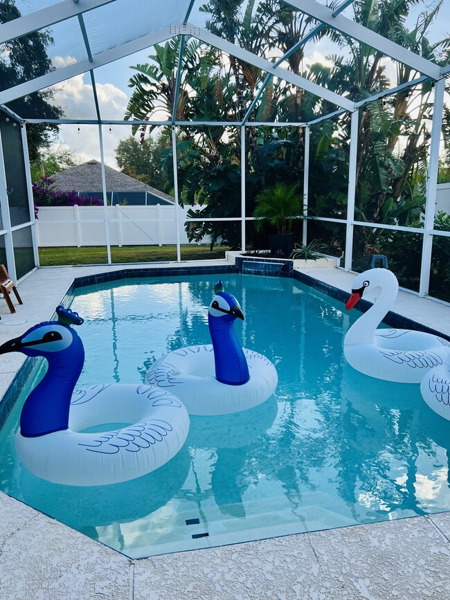 Building Photo - 1405 W River Ct