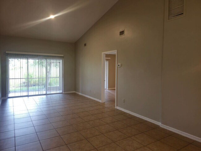 Building Photo - 2 bed 2 bath