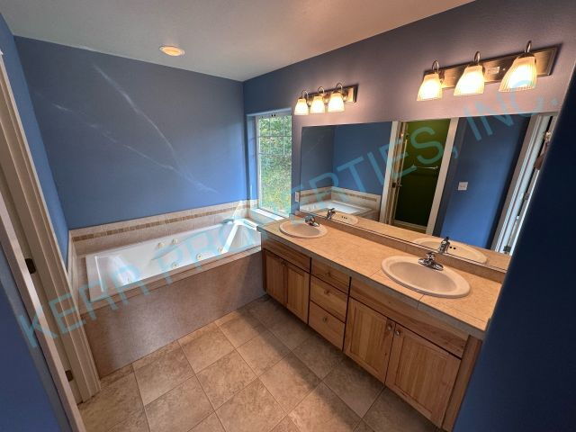 Building Photo - THE FIRST MONTH'S RENT IS FREE! Charming 3-Bedroom Tri-Level Retreat in Estacada with Spacious 19...