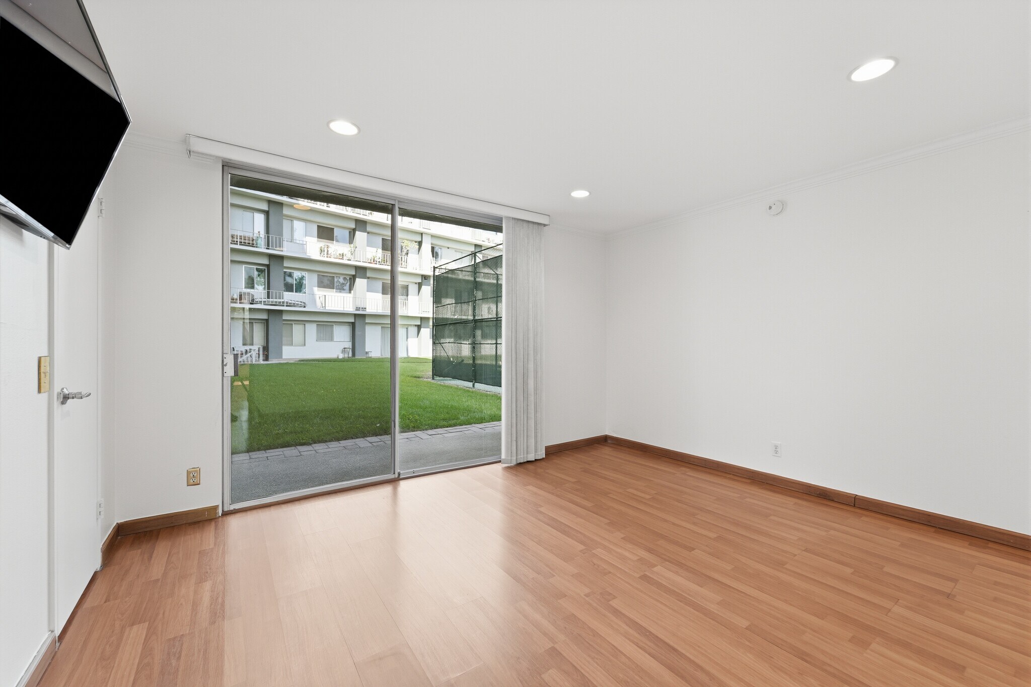 Building Photo - 100 S Doheny Dr