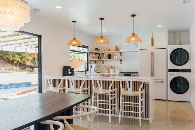 Building Photo - 4866 Hillside Dr