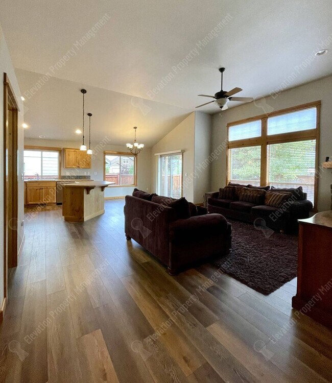 Building Photo - 3-BR mountain-style home in SE Bend