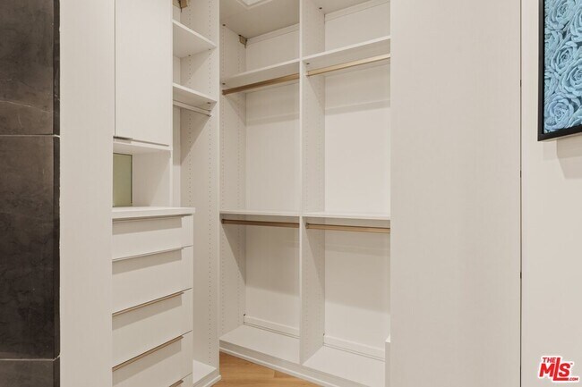 Building Photo - 211 Elm Ct