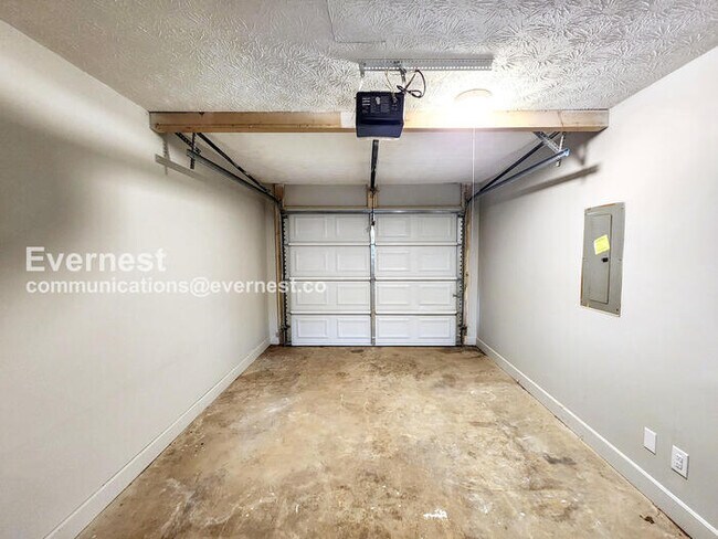 Building Photo - 3 Bed/1.5 Bath Home with Fenced Yard & Garage / Pet-Friendly