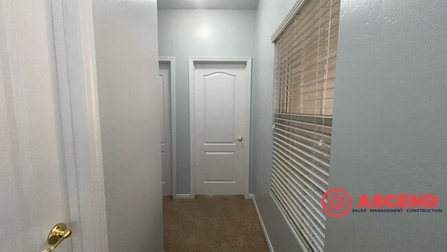 Building Photo - *MOVE IN SEPCIAL!*