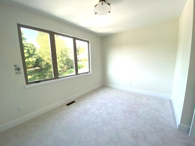 Building Photo - Great home in South Asheville