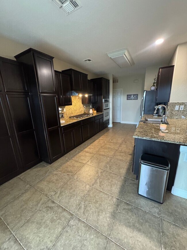 Building Photo - 3 bed 2 bath - beautiful home!