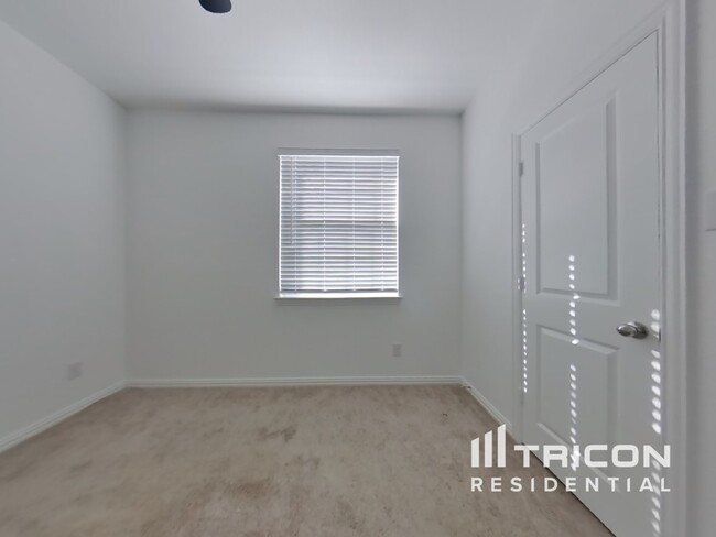 Building Photo - 932 Skytop Dr