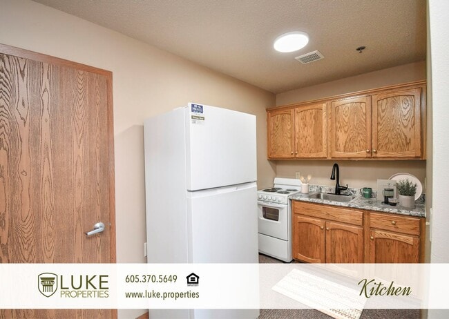 Building Photo - 138 N Sycamore Ave