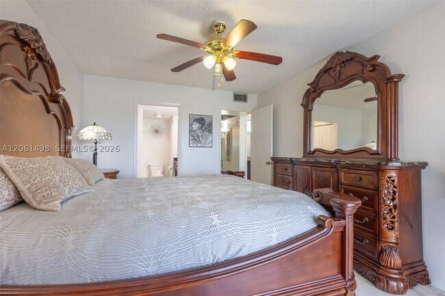 Building Photo - 3049 Wolverton C