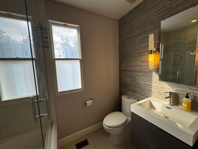 Building Photo - NEWLY RENOVATED EXPANSIVE 5BD 4BA BRIGHTWOOD HOME