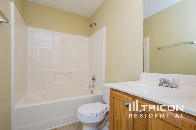 Building Photo - 8140 River Hill Commons Dr