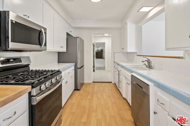 Building Photo - 18080 Karen Dr