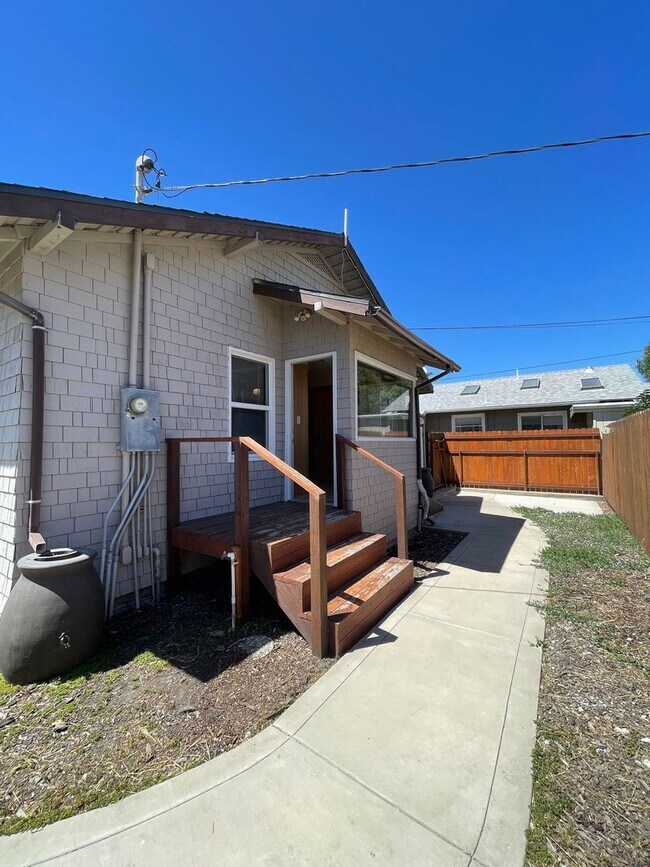 Building Photo - Charming Southside Home