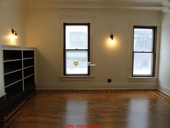 Building Photo - 2 Kitchens & 2 Bathrooms
