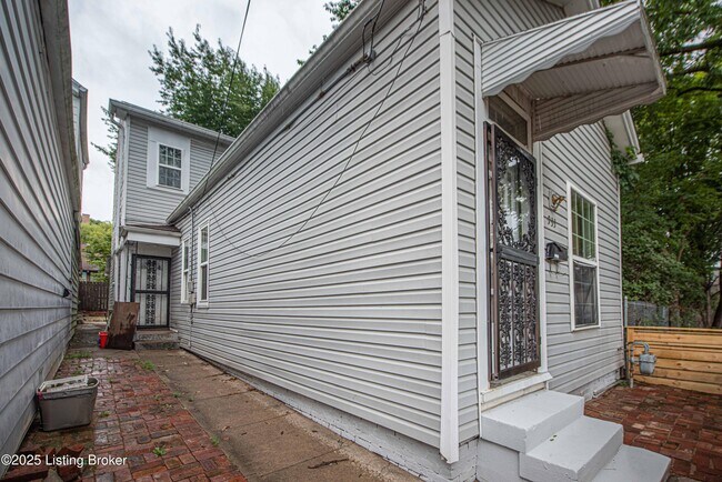 Building Photo - 933 Vine St
