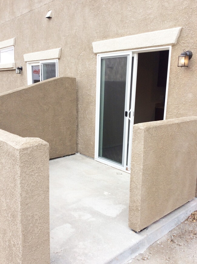 Building Photo - District 20 Townhome!!