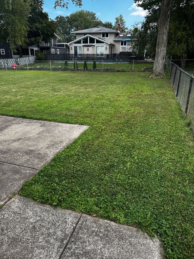 Building Photo - North Olmsted -5 Bedroom 2 1/2 bath large ...