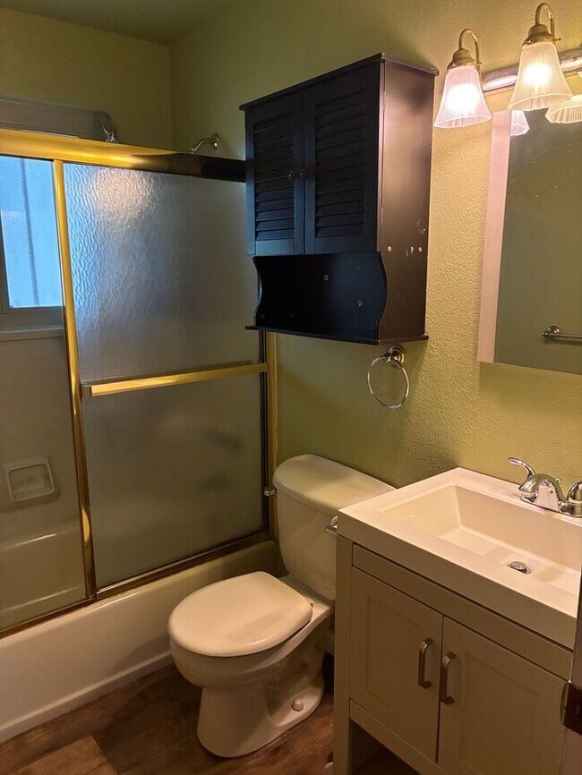 Building Photo - 4 Bedroom, 2 Bathroom Ranch