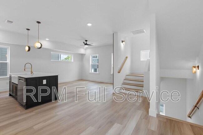 Building Photo - 1241 N Avondale Cir