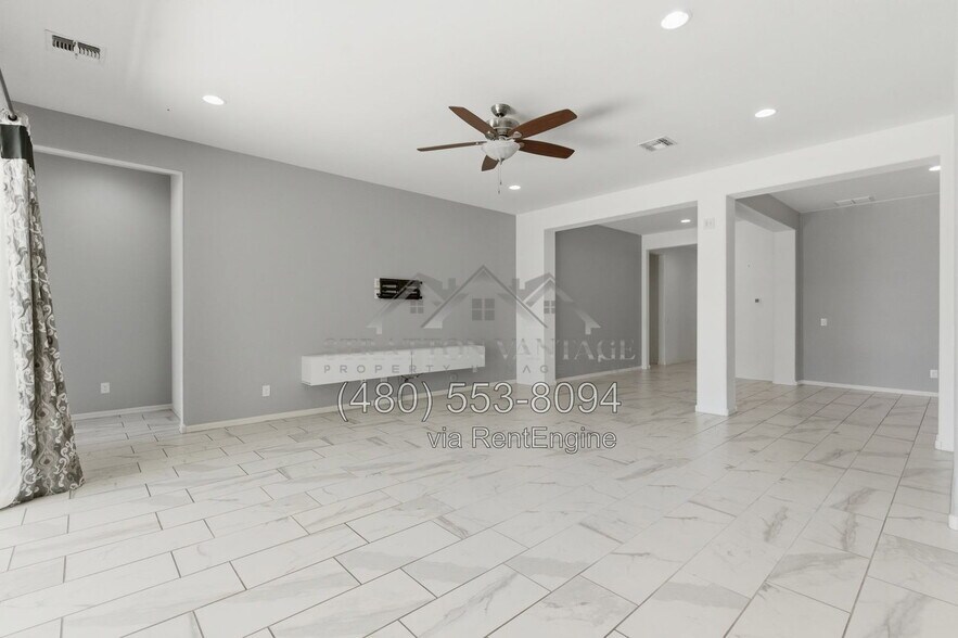 Building Photo - 1083 E Holland Park Dr
