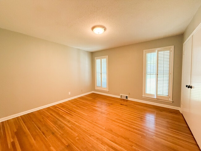 Building Photo - 5305 Oak Meadow Ave