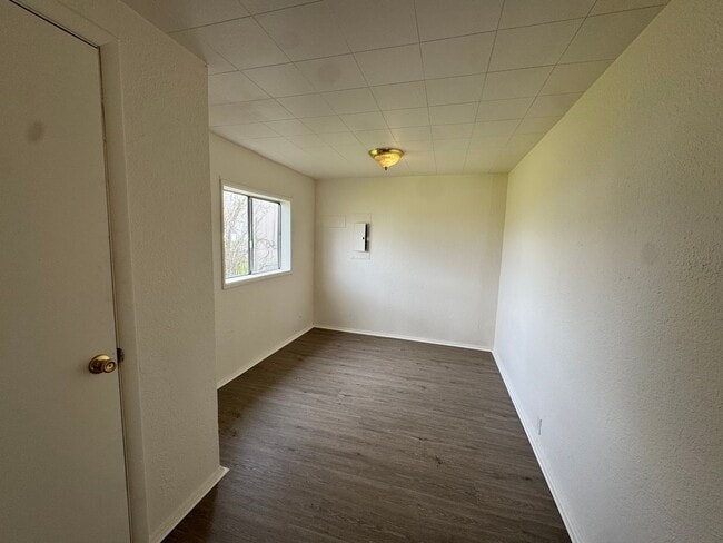 Building Photo - Small 2 bedroom 1 bath