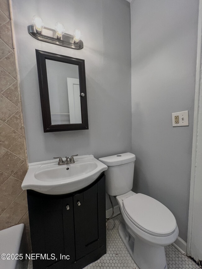 Building Photo - 2359 Oak St