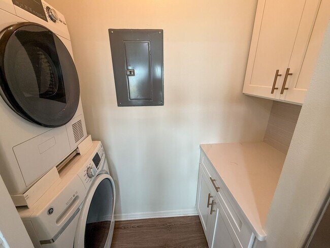 Building Photo - Completely renovated 2 bedroom 2 bath waterfront condo for rent near Pensacola Beach!